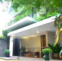 Siapa yang menyangka jika di dalam rumah bergaya modern-klasik ini terdapat sebuah surga kecil bagi pecinta mainan. Wajar saja, pemiliknya adalah Maliki Andrizal Syarif, seorang kolektor mainan. Di Instagram, ia mendeskripsikan dirinya DJ dan pengusaha. (Foto: YouTube/Trans7 Official)