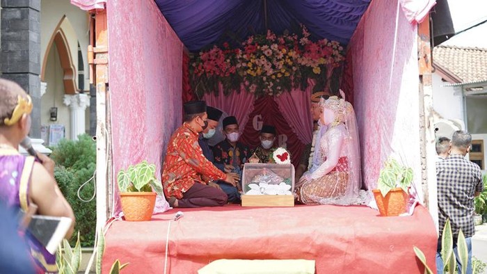 Sejoli di Magelang Viral Usai Ijab Kabul di Atas Bak Truk Video sepasang pengantin di Magelang melaksanakan ijab kabul pernikahan di atas bak truk viral di media sosial.