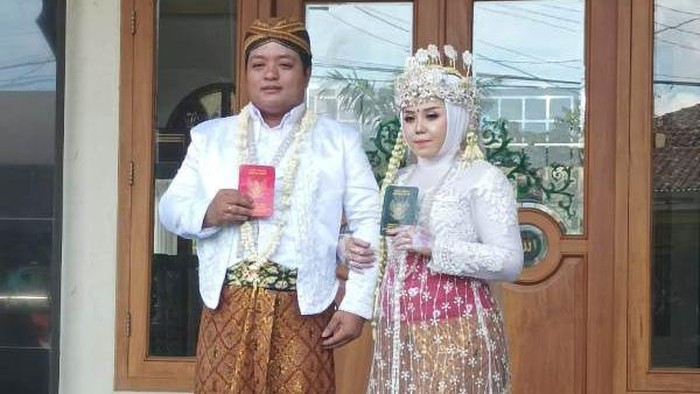 Video sepasang pengantin di Magelang melaksanakan ijab kabul pernikahan di atas bak truk viral di media sosial.
