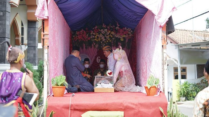 Sejoli di Magelang Viral Usai Ijab Kabul di Atas Bak Truk Video sepasang pengantin di Magelang melaksanakan ijab kabul pernikahan di atas bak truk viral di media sosial.