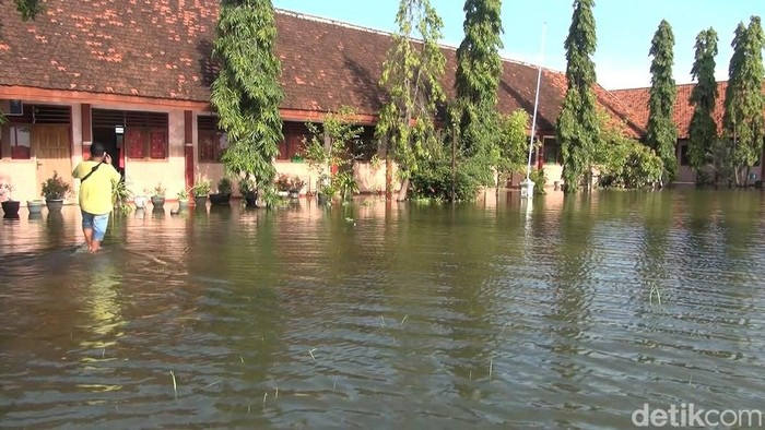 Banjir luapan Bengawan Njero di Lamongan sudah melanda hampir 2 pekan. Sejumlah fasilitas pendidikan juga masih terendam.