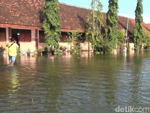 Siswa 2 SD di Lamongan Terpaksa Belajar Daring Karena Kelas Terendam Banjir