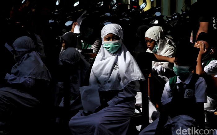 Prajurit Korps Wanita TNI AL memberikan vaksin Sinovac dosis pertama kepada anak-anak di kawasan Madrasah Al Wathoniyah 43, Rorotan, Jakarta Utara, Senin (3/12). Kegiatan tersebut merupakan gerakan serbuan vaksin TNI AL.
