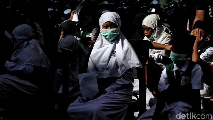 Serbuan Vaksin TNI AL Untuk Dukung Sekolah Tatap Muka 100% Prajurit Korps Wanita TNI AL memberikan vaksin Sinovac dosis pertama kepada anak-anak di kawasan Madrasah Al Wathoniyah 43, Rorotan, Jakarta Utara, Senin (3/12). Kegiatan tersebut merupakan gerakan serbuan vaksin TNI AL.