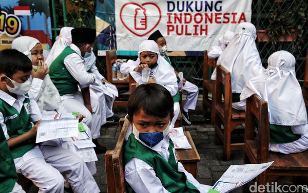 Prajurit Korps Wanita TNI AL memberikan vaksin Sinovac dosis pertama kepada anak-anak di kawasan Madrasah Al Wathoniyah 43, Rorotan, Jakarta Utara, Senin (3/12). Kegiatan tersebut merupakan gerakan serbuan vaksin TNI AL.