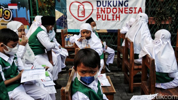 Prajurit Korps Wanita TNI AL memberikan vaksin Sinovac dosis pertama kepada anak-anak di kawasan Madrasah Al Wathoniyah 43, Rorotan, Jakarta Utara, Senin (3/12). Kegiatan tersebut merupakan gerakan serbuan vaksin TNI AL.