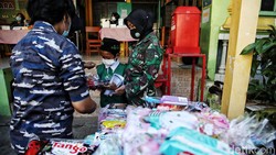 Korps Wanita TNI AL menyelenggarakan vaksinasi anak di Madrasah Al Wathoniyah 43, Jakarta. Kegiatan itu mendukung pemerintah terkait pembelajaran tatap muka.