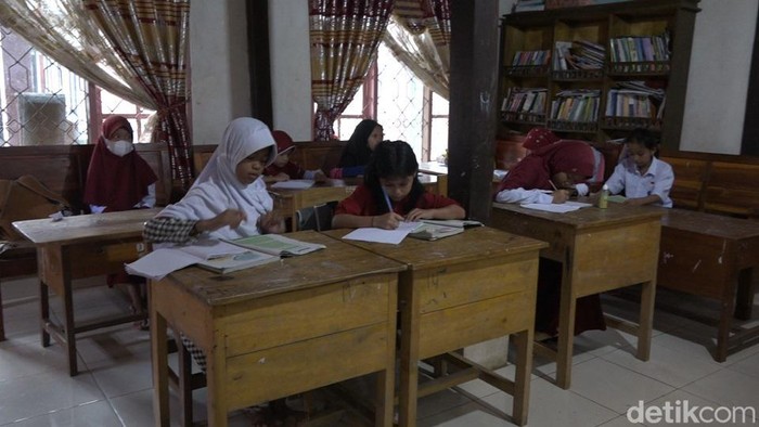 Siswa SD di Polman belajar di kolong rumah warga yang disulap menjadi kelas. (Abdy/detikcom)