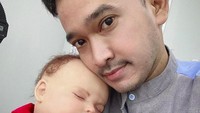 Ruben Onsu mempunyai spirit doll bernama Roby. Ruben Onsu sempat berpose bareng Roby di Instagramnya. Foto: dok. Instagram Ruben Onsu.