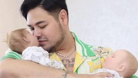 Ivan Gunawan punya dua anak bernama Miracle dan Marvel. Ivan Gunawan sampai melakukan pemotretan untuk anaknya. Banyak menuai hujatan, Ivan Gunawan tak mau tanggapi serius, Saya hidup nggak dari tanggapan orang sih, yang saya jalanin yang seru, lucu-lucu saja buat diri aku sendiri. Yang ngerawat aku, yang keluar duit aku, yang senang aku gitu, kat Ivan Gunawan. Foto: dok. Instagram Ivan Gunawan.
