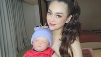 Celine Evangelista juga punya spirit doll yang dinamakan baby Joseph. Boneka tersebut terlihat sangat gemuk dan bule. Foto: dok. Instagram Celine Evangelista,