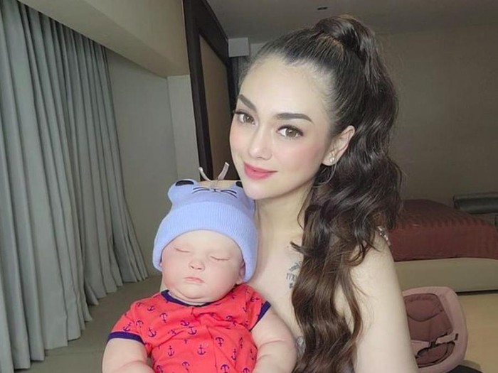 Spirit doll Spirit doll dan enamartis yang mengadopsi spirit doll.