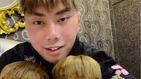 Roy Kiyoshi sempat foto bareng bersama dengan dua anaknya. Roy memang jadi salah satu artis yang suka mengadopsi spirit doll. Di dalam mobilnya Roy juga menaruh boneka pelindung. Bahkan Roy Kiyoshi mengoleksi puluhan boneka misterius sejak 2006 di rumahnya. Foto: dok. Instagram Roy Kiyoshi.