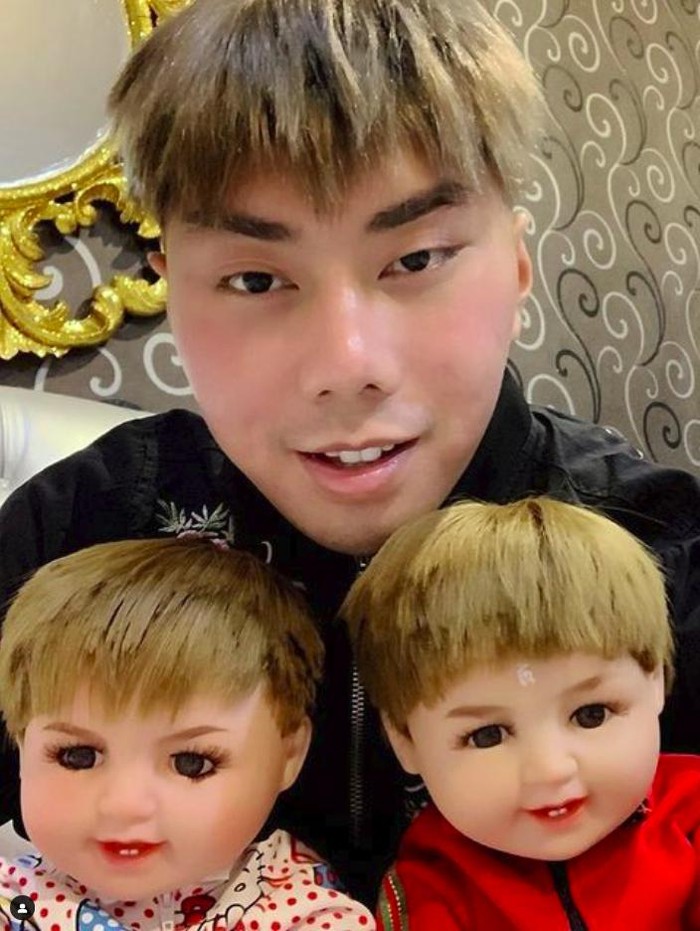 Spirit doll dan enamartis yang mengadopsi spirit doll.