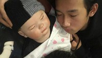 Soimah dalam unggahannya, juga memperlihatkan si bontot Basuki. Basuki adalah nama spirit doll milik Soimah. Kruntelan sama nak lanang @diksanajaaa dan si bontot basuki, yg sulung wis kabur dolan. Foto: dok. Instagram Showimah.