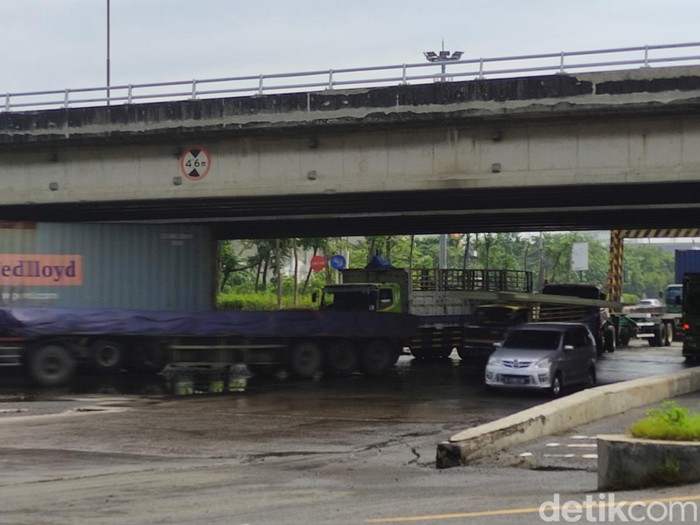 Suasana Jalan Kaligawe-Terboyo Semarang pascabanjir, Senin (3/1/2021).