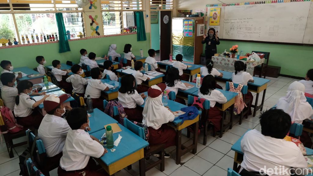 Suasana PTM terbatas 100% di SDN Cipete Utara 15 Pagi