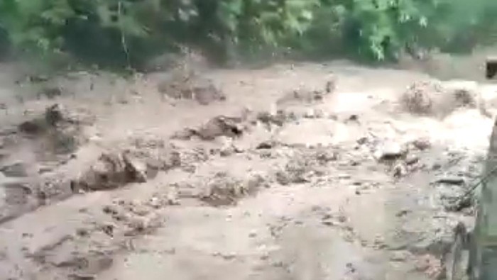 Hujan deras mengguyur Gunung Wilis di Kabupaten Kediri, pada siang hingga sore. Sehingga, sungai di Kecamatan Mojo meluap dan menerjang jembatan antardusun.