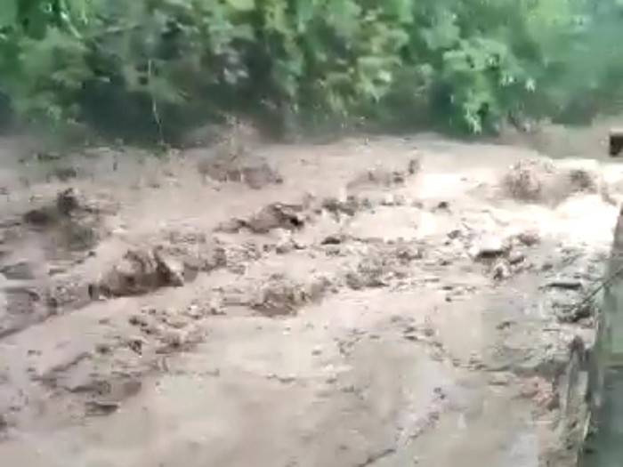 Hujan deras mengguyur Gunung Wilis di Kabupaten Kediri, pada siang hingga sore. Sehingga, sungai di Kecamatan Mojo meluap dan menerjang jembatan antardusun.