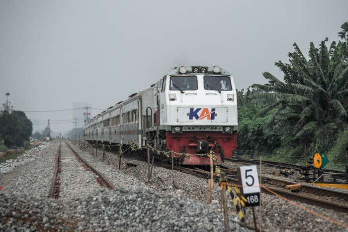 Syarat naik kereta api 2022 kini telah dikeluarkan oleh pemerintah dalam aturan terbarunya. Kebijakan tersebut berlaku mulai hari ini, Senin (3/1/2022).