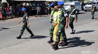 Kolonel Infanteri Priyanto menjalani rekonstruksi dengan mengenakan baju tahanan berwarna kuning dan memakai masker. Selain dikawal Polisi Militer, tangannya juga diborgol