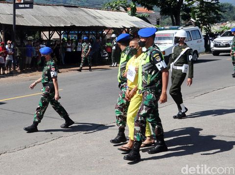 Rekonstruksi tewasnya pasangan sejoli Handi Saputra dan Salsabilas digelar di Nagreg, Senin (3/1/2022). Ketiga tersangka yaitu Kolonel Infanteri Priyanto, Kopda DA dan Kopda A hadir dengan tangan diborgol.