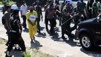 Dua tersangka lainnya yakni Kopda DA dan Kopda A juga dihadirkan dengan tangan diborgol.