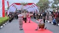 Selaku Kapolda Riau yang baru, Irjen Polisi Mohammad Iqbal disambut dangan prosesi adat Melayu.