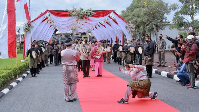 Tarian Melayu Sambut Kapolda Riau yang Baru Polda Riau menggelar acara Pisah Sambut Kapolda Riau. Tarian melayu dan prosesi adat pun digelar dalam rangka menyambut pergantian Kapolda yang baru.