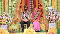 Kedatangan Iqbal disambut tepuk Tepung Tawar oleh ketua Lembaga Adat Melayu Riau. “Tepuk Tepung Tawar merupakan ritual adat di negeri-negeri Melayu, khususnya di Riau, yang saat ini terus hidup dan dipertahankan dalam masyarakat sejak masa raja-raja dahulu,” jelas Kabid Humas Polda Riau, Kombes Sunarto. 