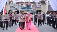 Tepuk Tepung Tawar mengartikan adanya peristiwa penting di tengah masyarakat Melayu, Mulai dari kelahiran, khitanan, perkawinan, pindah rumah, dan jemput semangat bagi orang yang baru luput dari mara bahaya, dan sebagainya. Ritual pun dilanjutkan dengan suguhan tari persembahan. Kemudian Iqbal dan Nindya memakan sekapur sirih.