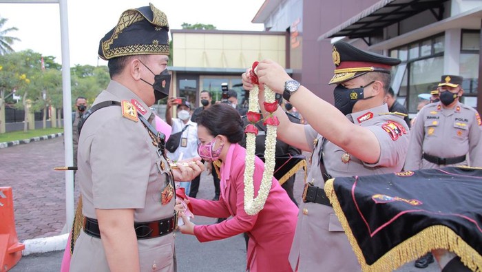 Polda Riau menggelar acara Pisah Sambut Kapolda Riau. Tarian melayu dan prosesi adat pun digelar dalam rangka menyambut pergantian Kapolda yang baru.
