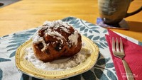 Inilah Oliebollen yang memakai kismis dan taburan gula halus. Satu buah Oliebollen seharga 1,25 euro atau sekitar Rp 20 ribu.