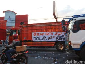 Truk ODOL Akhirnya Bubar Usai Blokade Pelabuhan Ketapang Selama 6 Jam
