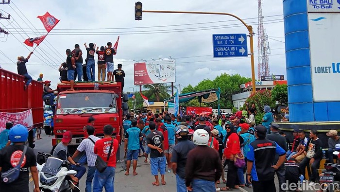 truk obesitas demo di pelabuhan ketapang