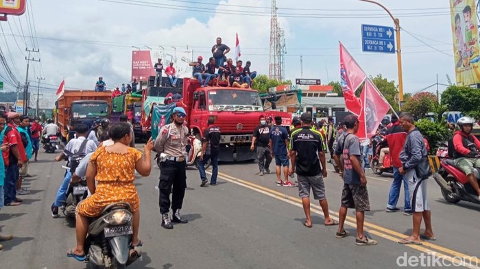 truk odol blokade pelabuhan ketapang