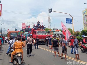 Ratusan Truk Besar Blokade Pelabuhan Ketapang Banyuwangi