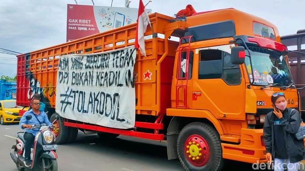 truk odol blokade pelabuhan ketapang