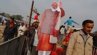 Kendati demikian, warga India seakan tidak perduli dengan lonjakan COVID-19 yang tengah terjadi. Warga nekat berkerumun untuk mendengarkan Perdana Menteri India Narendra Modi saat ia meletakkan batu pertama Universitas Olahraga Major Dhyan Chand di Meerut.  