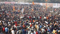 Kerumunan besar pendukung berkumpul untuk mendengarkan Perdana Menteri India Narendra Modi saat ia meletakkan batu pertama Universitas Olahraga Major Dhyan Chand di Meerut, negara bagian Uttar Pradesh, Minggu (2/1/2022).  