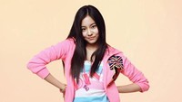 Potret Uee di awal kariernya sebagai idola K-Pop dengan busana bernuansa bubble gum. (Foto: dok. Pledis Entertainment) 
