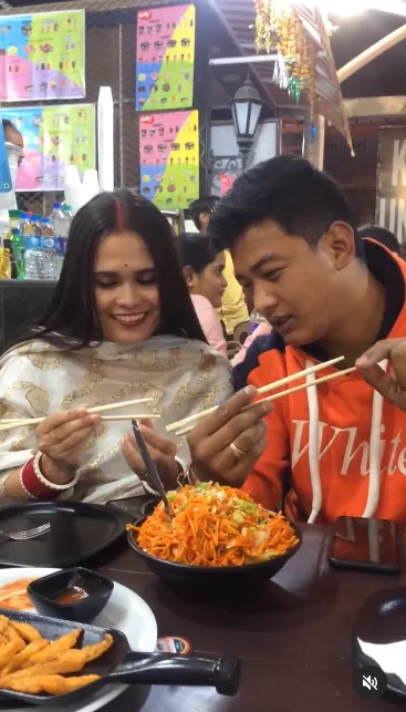 Video Bucin Suami Ajarkan Istrinya Makan Pakai Sumpit Ini Jadi Viral