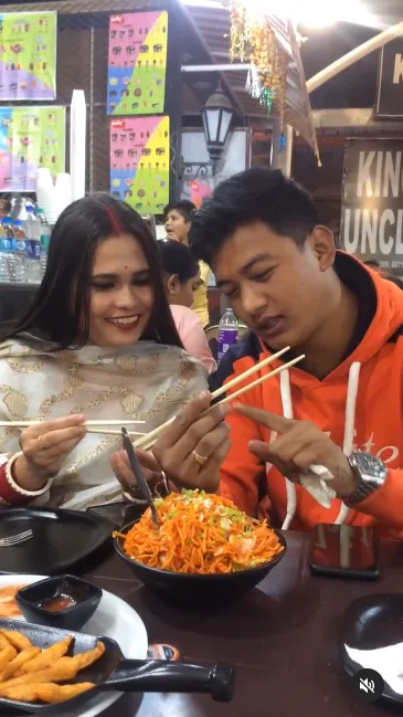 Video Bucin Suami Ajarkan Istrinya Makan Pakai Sumpit Ini Jadi Viral