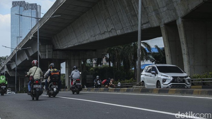 Seorang lansia nampak buang air besar di Jalan K.H Mas Mansyur, Jakarta, Senin (3/1/2022). Aksi buang air tersebut dilakukan pukul 13.30 WIB.