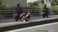 Jalan tersebut merupakan flyover Karet yang menghubungkan kawasan Kuningan Jakarta Selatan dan Karet, Jakarta Pusat. Setiap harinya jalanan tersebut selalu ramai di lintasi pengendara.