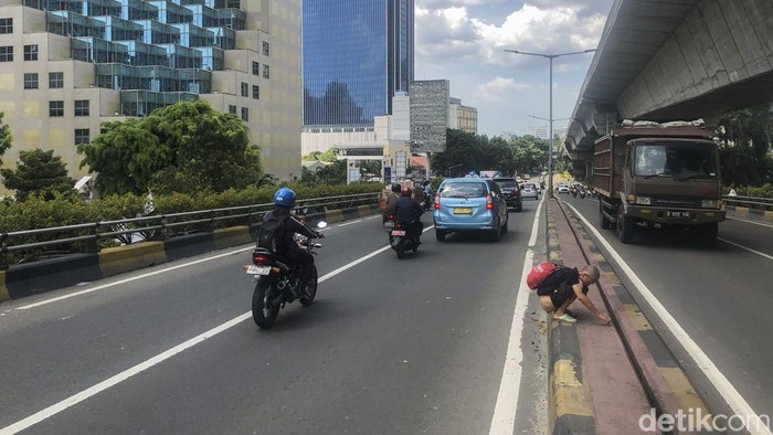 Seorang lansia nampak buang air besar di Jalan K.H Mas Mansyur, Jakarta, Senin (3/1/2022). Aksi buang air tersebut dilakukan pukul 13.30 WIB.