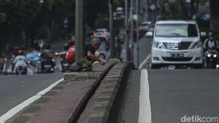 Seorang lansia nampak buang air besar di Jalan K.H Mas Mansyur, Jakarta, Senin (3/1/2022). Aksi buang air tersebut dilakukan pukul 13.30 WIB.