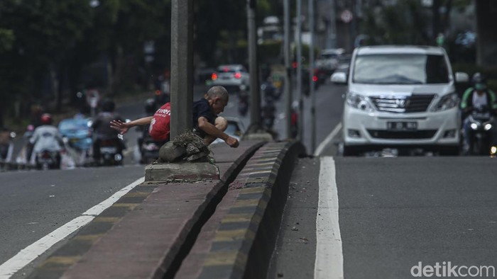 Waduh, Ada Lansia Boker Sembarangan di Flyover Karet Seorang lansia nampak buang air besar di Jalan K.H Mas Mansyur, Jakarta, Senin (3/1/2022). Aksi buang air tersebut dilakukan pukul 13.30 WIB.
