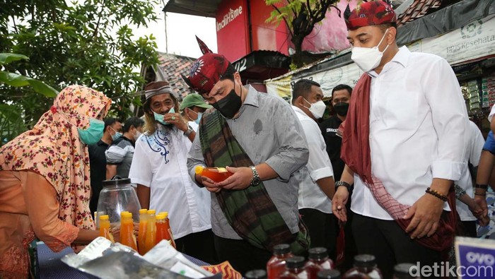 Menteri BUMN Erick Thohir mengunjungi kampung ikonik di Surabaya, yaitu Kampung Lawas Maspati dan Kampung Kuno. Saat berkunjung, Erick didampingi Wali Kota Surabaya Eri Cahyadi.