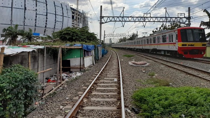 Warga gusuran Kampung Bayam bangun bedeng di belakang Jakarta International Stadium (JIS).